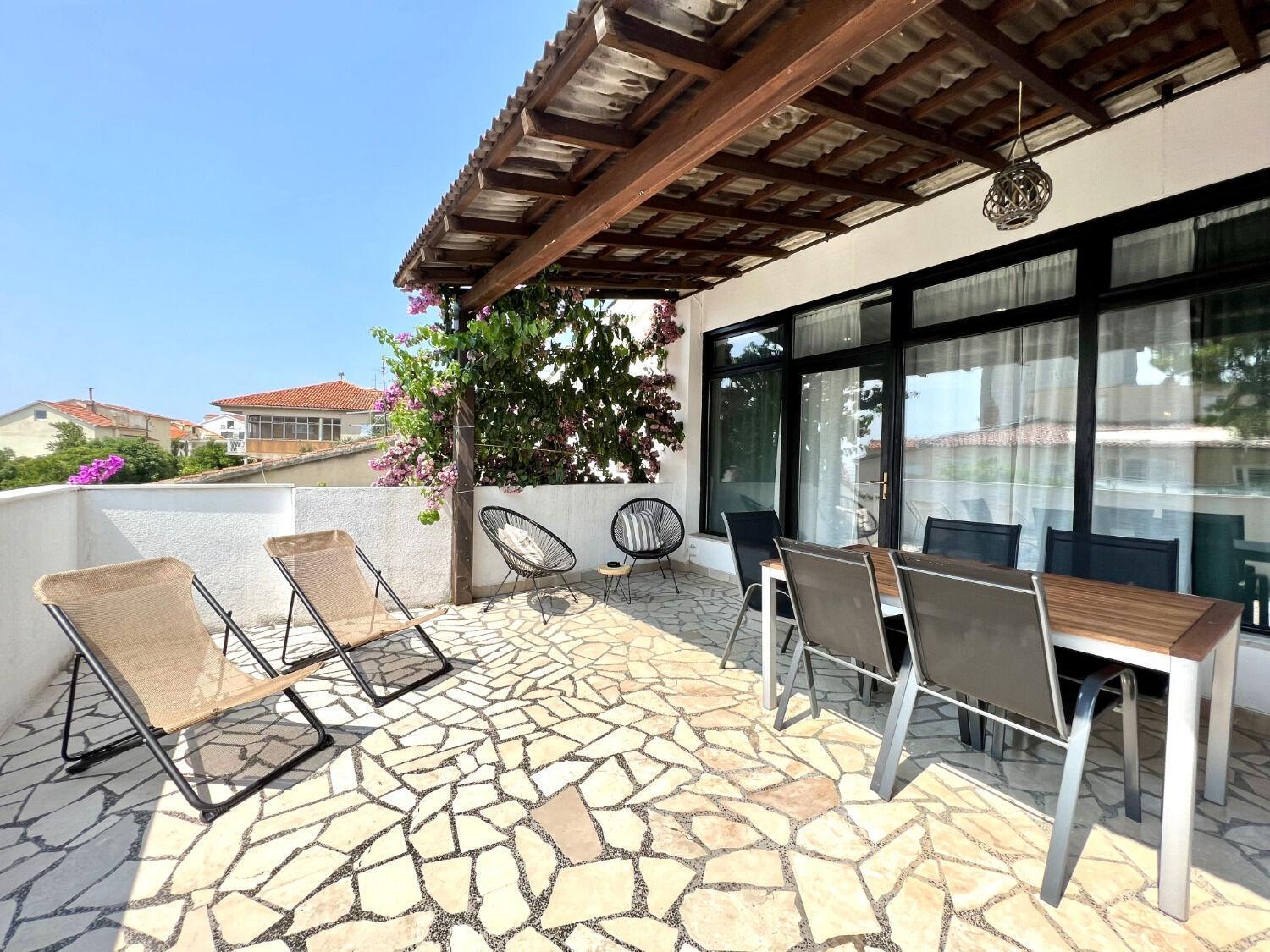 Apartment Denis - Great Location & Large Terrace Макарска Экстерьер фото